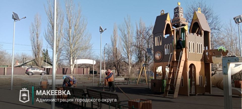 В Макеевке продолжается регулярная уборка детских площадок В Макеевке продолжается регулярная уборка детских площадок