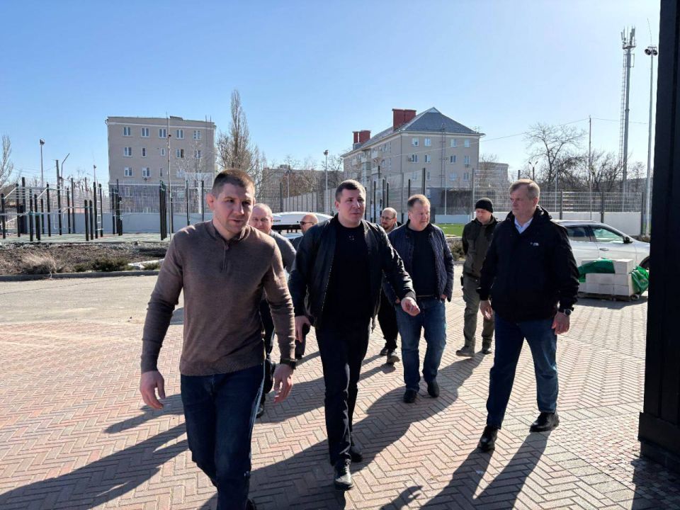Министр спорта и туризма ДНР проверил ход восстановительных и ремонтных работ на ключевых спортивных объектах Донецка и Мариуполя Министр спорта и туризма ДНР проверил ход восстановительных и ремонтных работ на ключевых спортивных объектах Донецка и Мариуполя
