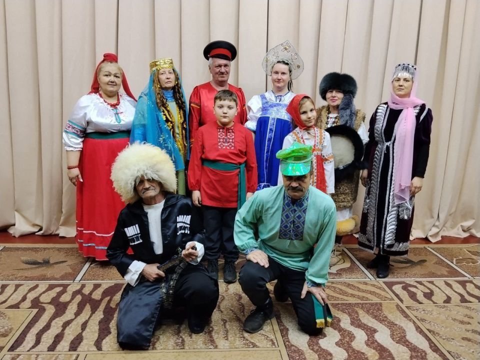 В рамках мероприятий, посвященных Году единства народов России в МБУ "Клуб "Комсомолец" г.о. Торез" провели познавательный час "Показ нарядов разных народов России" В рамках мероприятий, посвященных Году единства народов России в МБУ "Клуб "Комсомолец" г.о. Торез" провели познавательный час "Показ нарядов разных народов России"