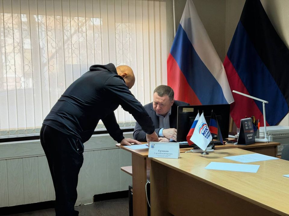 Приём граждан в общественной приёмной партии "Единая Россия" города Снежное Приём граждан в общественной приёмной партии "Единая Россия" города Снежное