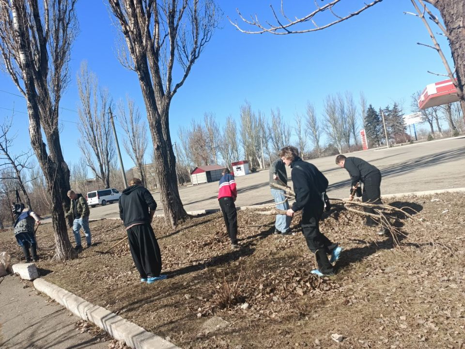 Студенты и сотрудники средних специальных учебных заведений приняли участие в санитарном дне Студенты и сотрудники средних специальных учебных заведений приняли участие в санитарном дне