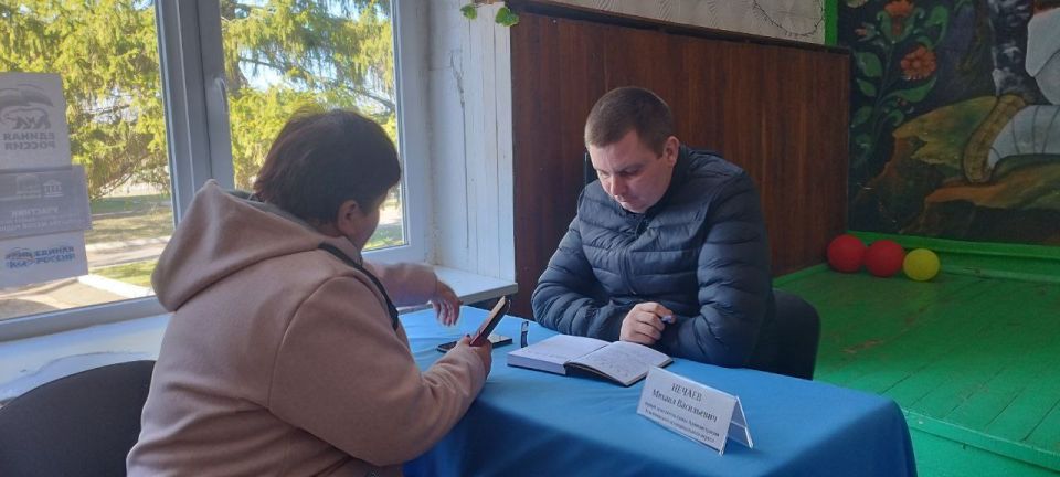 «Выездная администрация» продолжает работу: прием жителей в селе Михайловка «Выездная администрация» продолжает работу: прием жителей в селе Михайловка