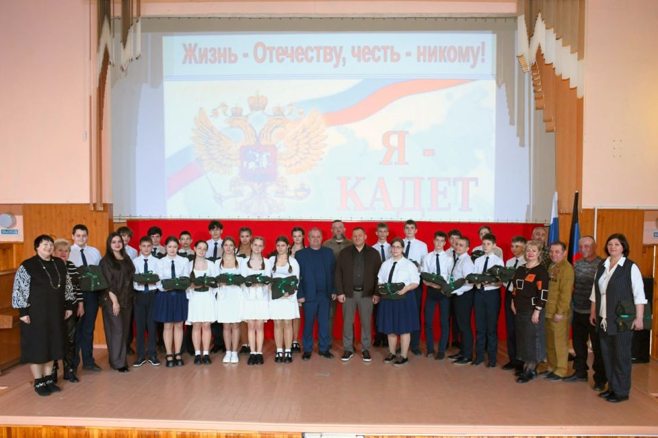 В Кировском прошла торжественная церемония вручения формы кадетам В Кировском прошла торжественная церемония вручения формы кадетам