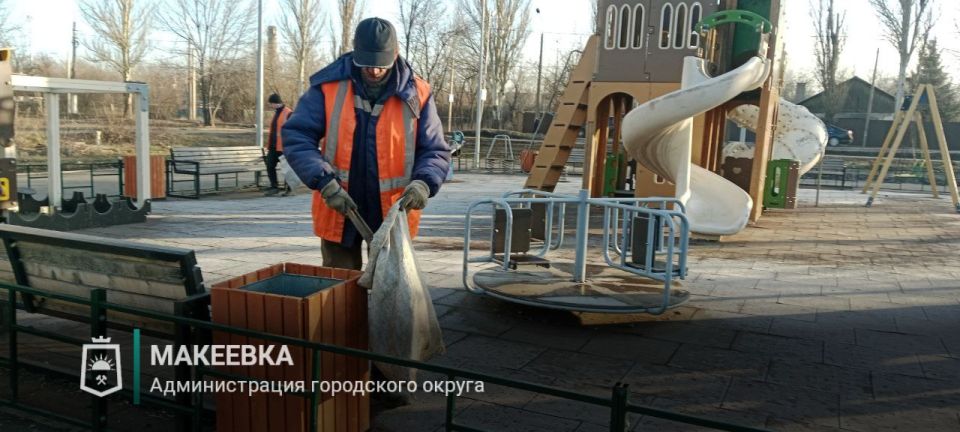 В Макеевке продолжается регулярная уборка детских площадок В Макеевке продолжается регулярная уборка детских площадок