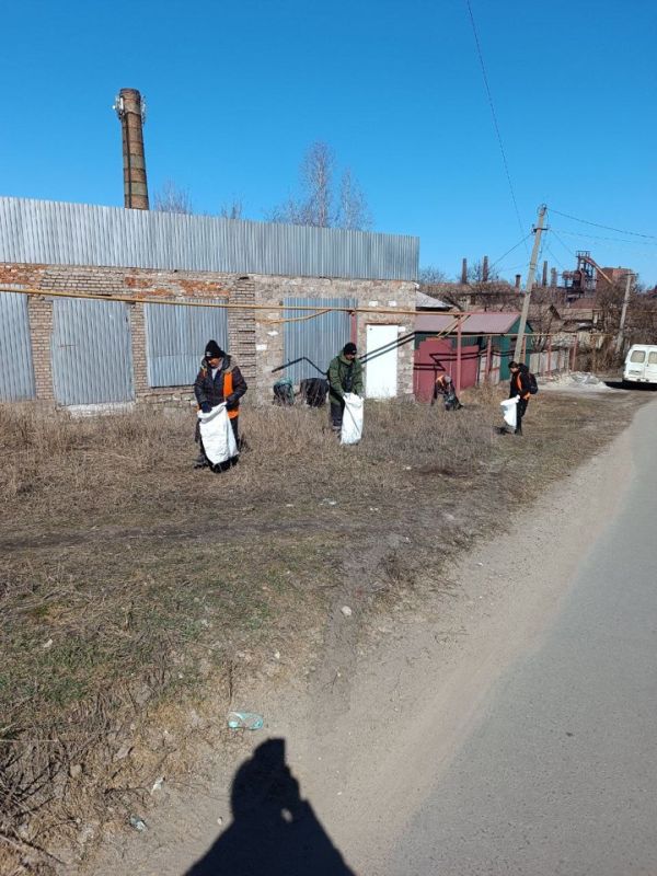 Сотрудники МБУ "Чистый город" приняли участие в санитарном дне Сотрудники МБУ "Чистый город" приняли участие в санитарном дне