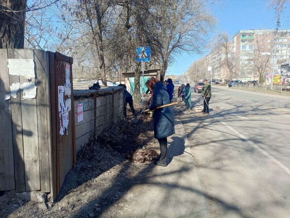 Чистота начинается с нас!. В рамках весенне-летних мероприятий по благоустройству в Горняцком районе приступили к уборке видимого мусора и листвы Чистота начинается с нас!. В рамках весенне-летних мероприятий по благоустройству в Горняцком районе приступили к уборке видимого мусора и листвы