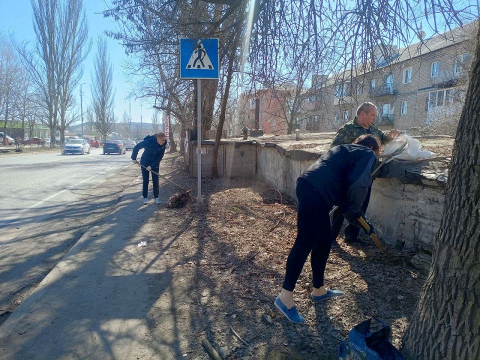 Чистота начинается с нас!. В рамках весенне-летних мероприятий по благоустройству в Горняцком районе приступили к уборке видимого мусора и листвы Чистота начинается с нас!. В рамках весенне-летних мероприятий по благоустройству в Горняцком районе приступили к уборке видимого мусора и листвы