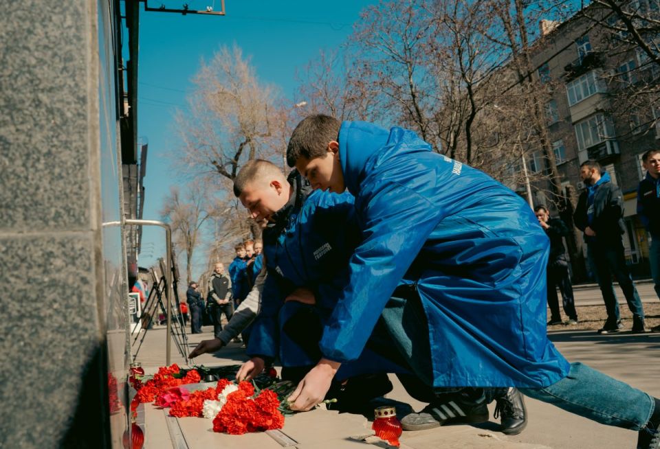 Молодёжка почтила память погибших от удара Точкой-У по Донецку 4 года назад Молодёжка почтила память погибших от удара Точкой-У по Донецку 4 года назад