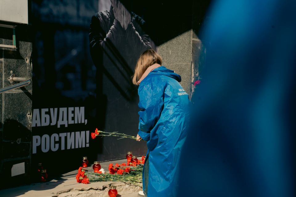 Молодёжка почтила память погибших от удара Точкой-У по Донецку 4 года назад Молодёжка почтила память погибших от удара Точкой-У по Донецку 4 года назад