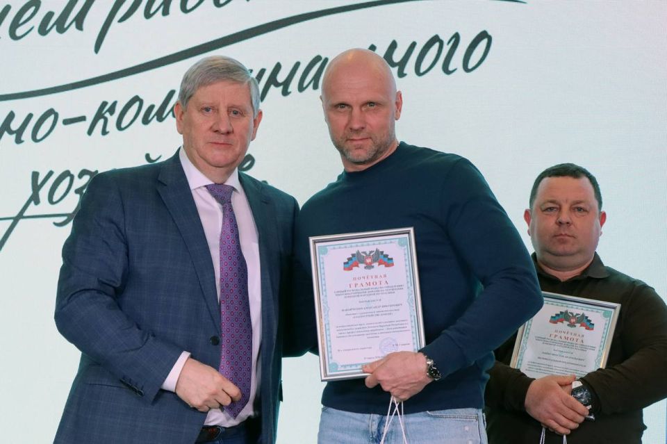 Андрей Чертков: Продолжаем чествовать наших коммунальщиков Андрей Чертков: Продолжаем чествовать наших коммунальщиков