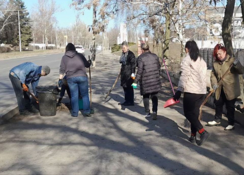 Иван Адамец: В рамках проведения двухмесячника по благоустройству и наведению санитарного порядка, сотрудники различных предприятий, организаций и учреждений Куйбышевского района объединились, чтобы навести чистоту на... Иван Адамец: В рамках проведения двухмесячника по благоустройству и наведению санитарного порядка, сотрудники различных предприятий, организаций и учреждений Куйбышевского района объединились, чтобы навести чистоту на...