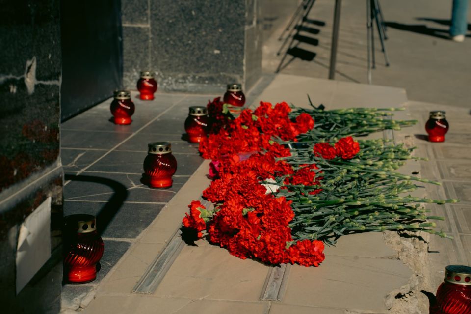 Молодёжка почтила память погибших от удара Точкой-У по Донецку 4 года назад Молодёжка почтила память погибших от удара Точкой-У по Донецку 4 года назад