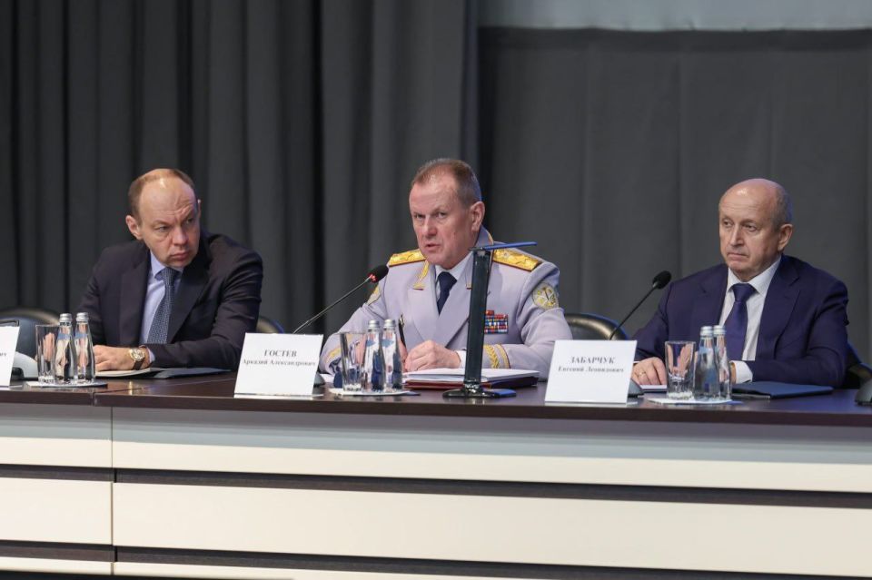 С основным докладом на коллегии выступил Аркадий Гостев С основным докладом на коллегии выступил Аркадий Гостев