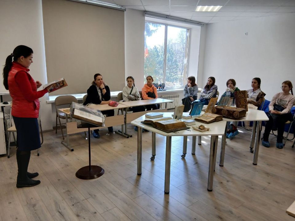 Беседа-знакомство «Мир православной книги» в Донецком республиканском краеведческом музее Беседа-знакомство «Мир православной книги» в Донецком республиканском краеведческом музее