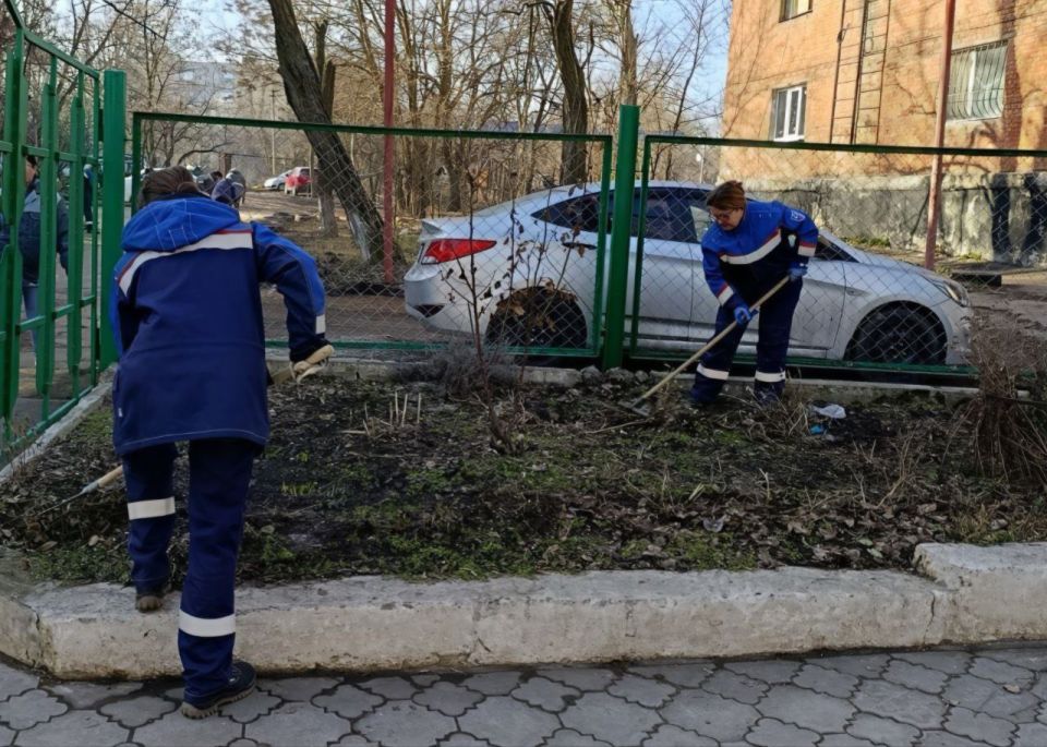 Иван Адамец: В рамках проведения двухмесячника по благоустройству и наведению санитарного порядка, сотрудники различных предприятий, организаций и учреждений Куйбышевского района объединились, чтобы навести чистоту на... Иван Адамец: В рамках проведения двухмесячника по благоустройству и наведению санитарного порядка, сотрудники различных предприятий, организаций и учреждений Куйбышевского района объединились, чтобы навести чистоту на...