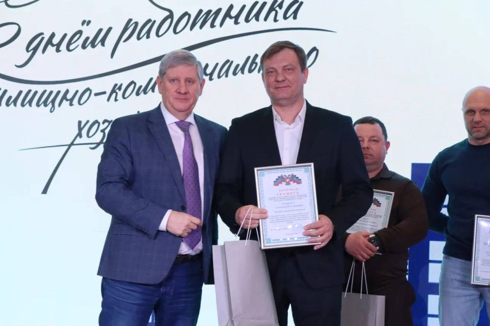 Андрей Чертков: Продолжаем чествовать наших коммунальщиков Андрей Чертков: Продолжаем чествовать наших коммунальщиков