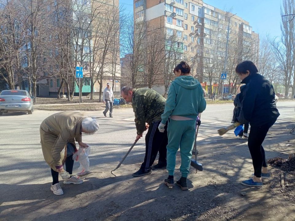 Чистота начинается с нас!. В рамках весенне-летних мероприятий по благоустройству в Горняцком районе приступили к уборке видимого мусора и листвы Чистота начинается с нас!. В рамках весенне-летних мероприятий по благоустройству в Горняцком районе приступили к уборке видимого мусора и листвы