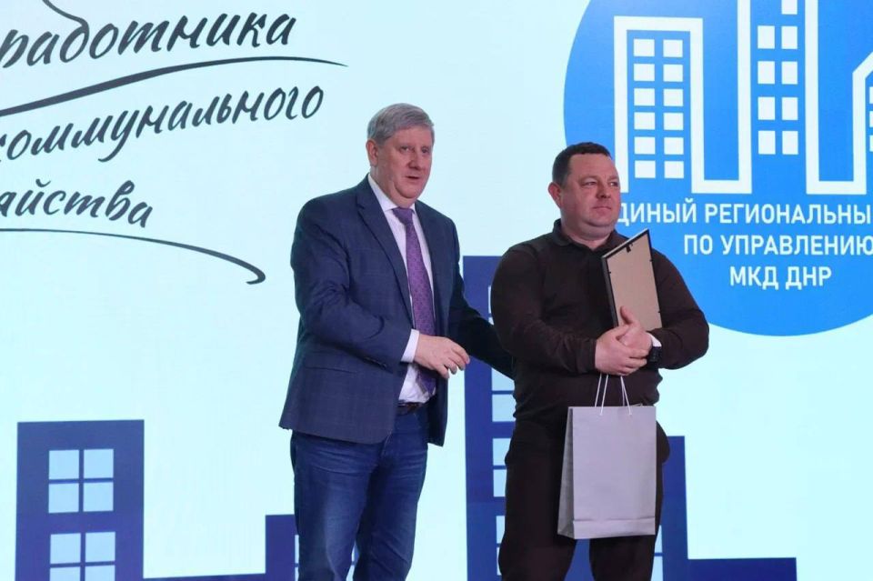 Андрей Чертков: Продолжаем чествовать наших коммунальщиков Андрей Чертков: Продолжаем чествовать наших коммунальщиков