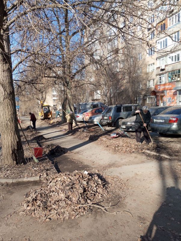 Валентин Левченко: Сегодня Киевский район стал ещё чище и уютнее! В рамках проекта «Городская среда» сотрудники Управы района и неравнодушные жители объединились, чтобы провести масштабный субботник Валентин Левченко: Сегодня Киевский район стал ещё чище и уютнее! В рамках проекта «Городская среда» сотрудники Управы района и неравнодушные жители объединились, чтобы провести масштабный субботник