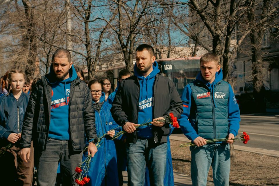 Молодёжка почтила память погибших от удара Точкой-У по Донецку 4 года назад Молодёжка почтила память погибших от удара Точкой-У по Донецку 4 года назад
