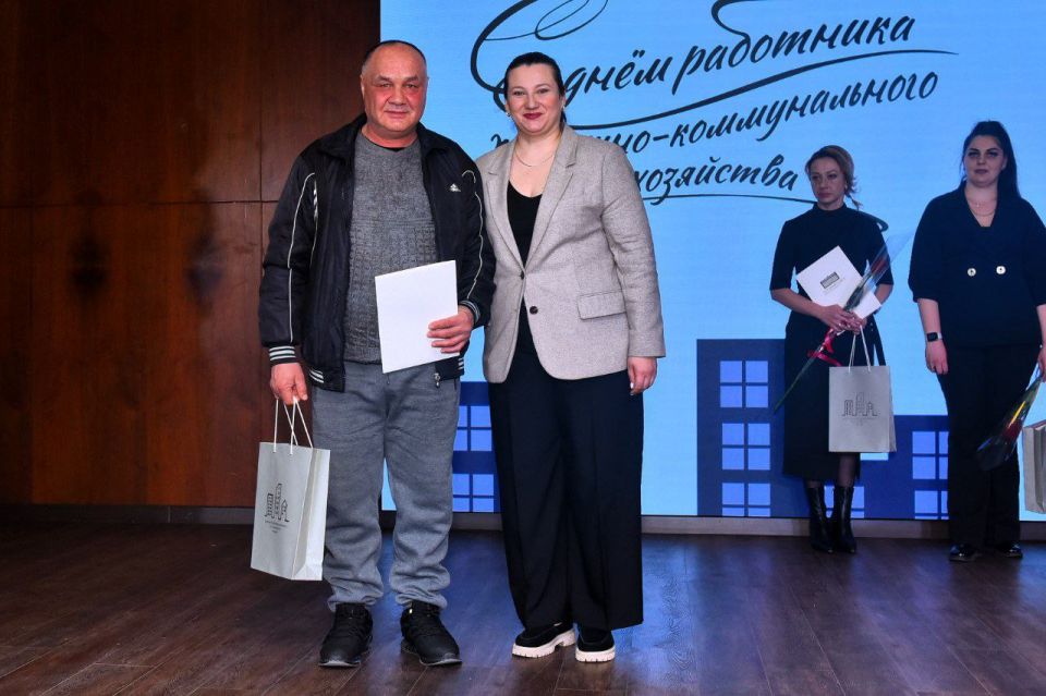 Анна Кондрыкинская: Сегодня мы чествуем тех, чьим трудом создается комфорт и уют в наших домах и на улицах городов — работников жилищно-коммунального хозяйства! Анна Кондрыкинская: Сегодня мы чествуем тех, чьим трудом создается комфорт и уют в наших домах и на улицах городов — работников жилищно-коммунального хозяйства!
