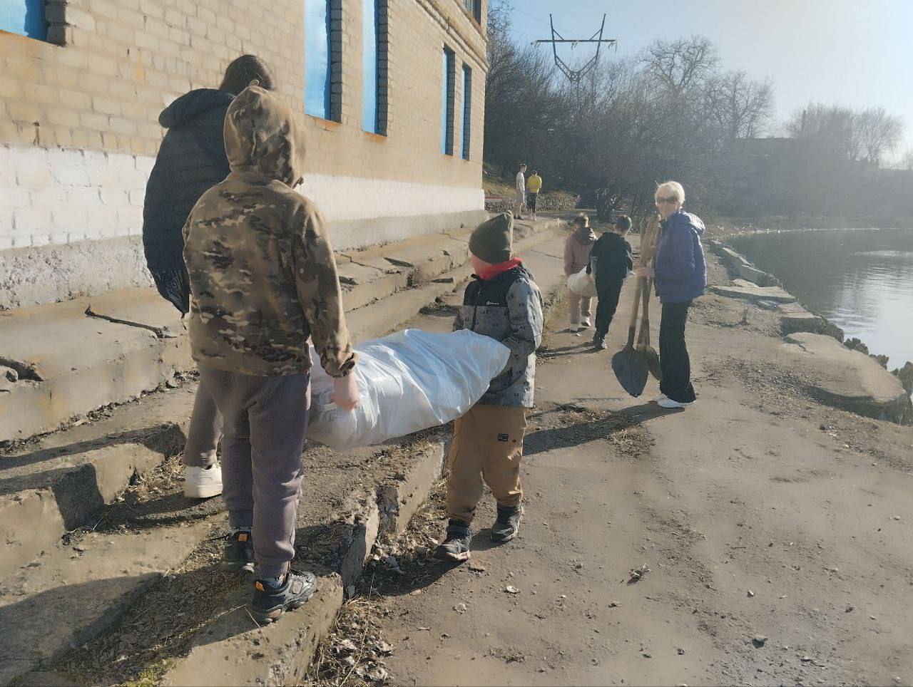 Сегодня родители с детьми- воспитанниками МБУ ДО СШ ЭНЕРГЕТИК г. Зугрэс, г.о. Харцызск, во главе с тренером- преподавателем по гребле Ивановой Ольгой Николаевной открыли сезон и вышли на воду, после тренировки провели... Сегодня родители с детьми- воспитанниками МБУ ДО СШ ЭНЕРГЕТИК г. Зугрэс, г.о. Харцызск, во главе с тренером- преподавателем по гребле Ивановой Ольгой Николаевной открыли сезон и вышли на воду, после тренировки провели...