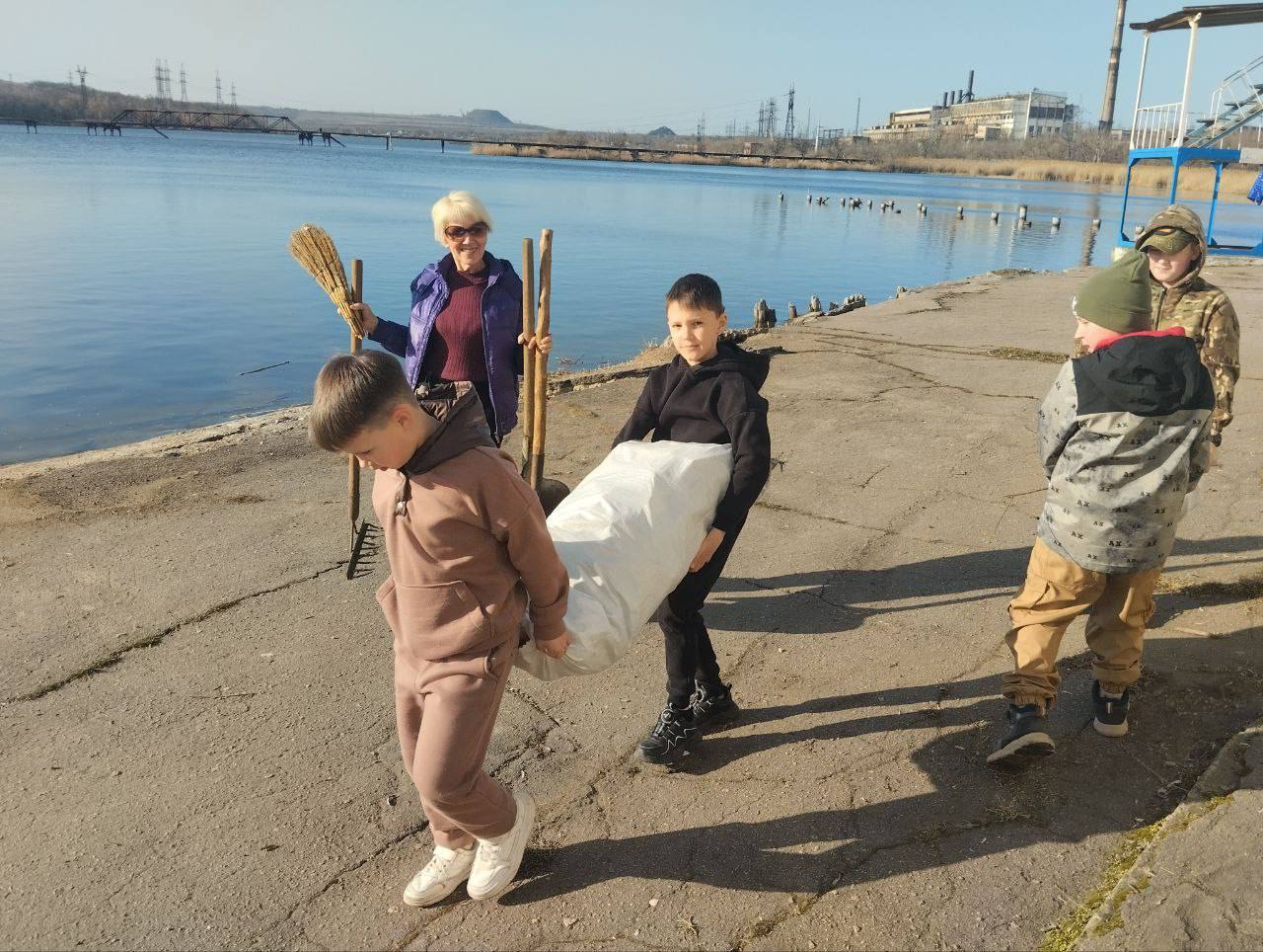 Сегодня родители с детьми- воспитанниками МБУ ДО СШ ЭНЕРГЕТИК г. Зугрэс, г.о. Харцызск, во главе с тренером- преподавателем по гребле Ивановой Ольгой Николаевной открыли сезон и вышли на воду, после тренировки провели... Сегодня родители с детьми- воспитанниками МБУ ДО СШ ЭНЕРГЕТИК г. Зугрэс, г.о. Харцызск, во главе с тренером- преподавателем по гребле Ивановой Ольгой Николаевной открыли сезон и вышли на воду, после тренировки провели...