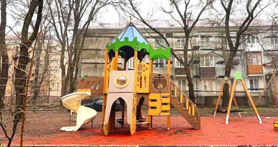 Подмосковные специалисты завершают благоустройство еще одного двора в Приморском районе Подмосковные специалисты завершают благоустройство еще одного двора в Приморском районе