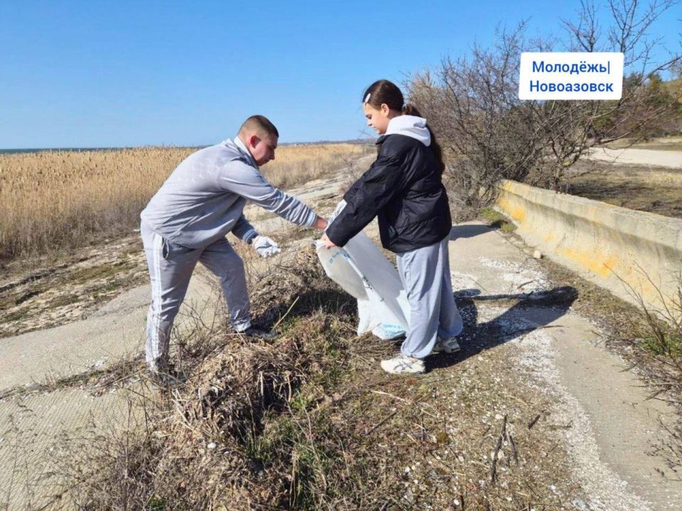 Вместе мы можем больше. В преддверии Дня воссоединения Крыма с Россией при участии Главы нашего округа молодёжь дала старт весенним субботникам, приняв участие во Всероссийской акции и очистив часть набережной в г.... Вместе мы можем больше. В преддверии Дня воссоединения Крыма с Россией при участии Главы нашего округа молодёжь дала старт весенним субботникам, приняв участие во Всероссийской акции и очистив часть набережной в г....