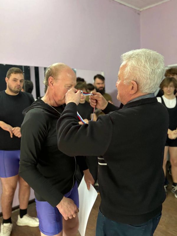 Сегодня в СК «Спарта» состоялось Первенство города Харцызска по классическому жиму лёжа Сегодня в СК «Спарта» состоялось Первенство города Харцызска по классическому жиму лёжа