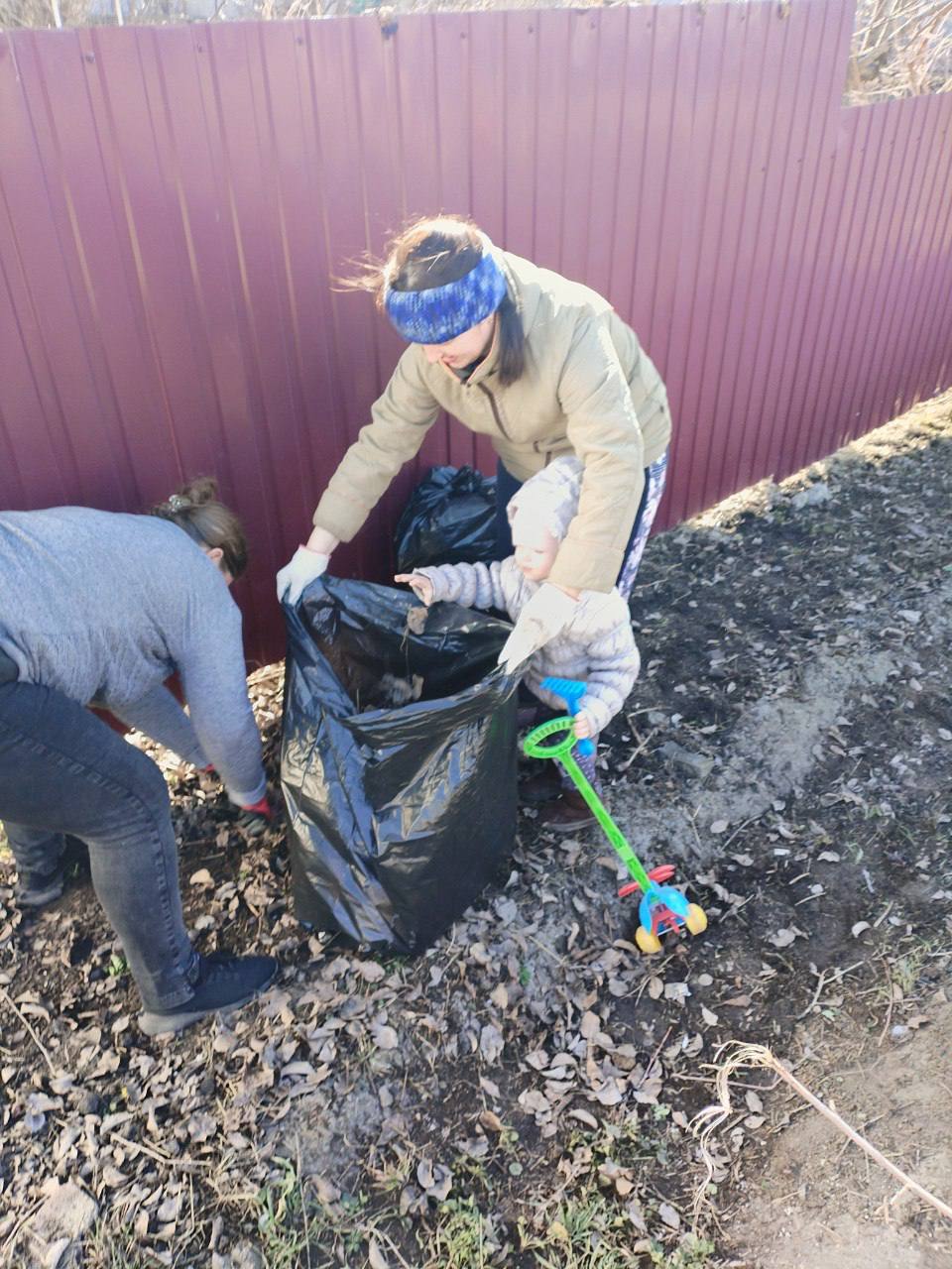 В Харцызске дан старт первым субботникам! И начали его, как всегда, самые активные и неравнодушные В Харцызске дан старт первым субботникам! И начали его, как всегда, самые активные и неравнодушные