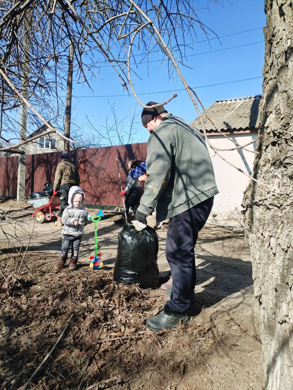 В Харцызске дан старт первым субботникам! И начали его, как всегда, самые активные и неравнодушные В Харцызске дан старт первым субботникам! И начали его, как всегда, самые активные и неравнодушные