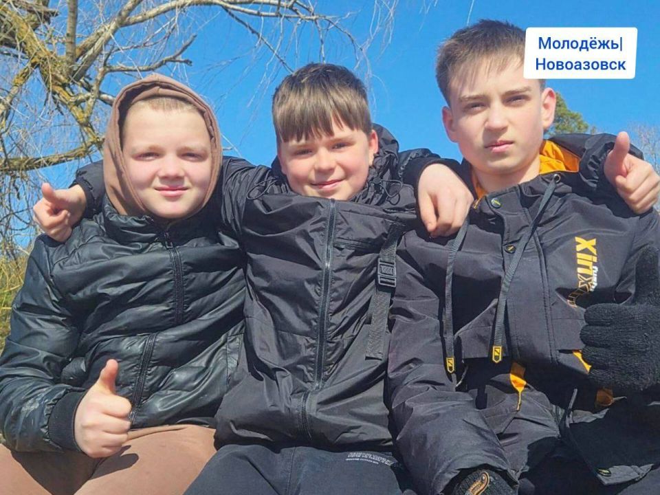 Вместе мы можем больше. В преддверии Дня воссоединения Крыма с Россией при участии Главы нашего округа молодёжь дала старт весенним субботникам, приняв участие во Всероссийской акции и очистив часть набережной в г.... Вместе мы можем больше. В преддверии Дня воссоединения Крыма с Россией при участии Главы нашего округа молодёжь дала старт весенним субботникам, приняв участие во Всероссийской акции и очистив часть набережной в г....