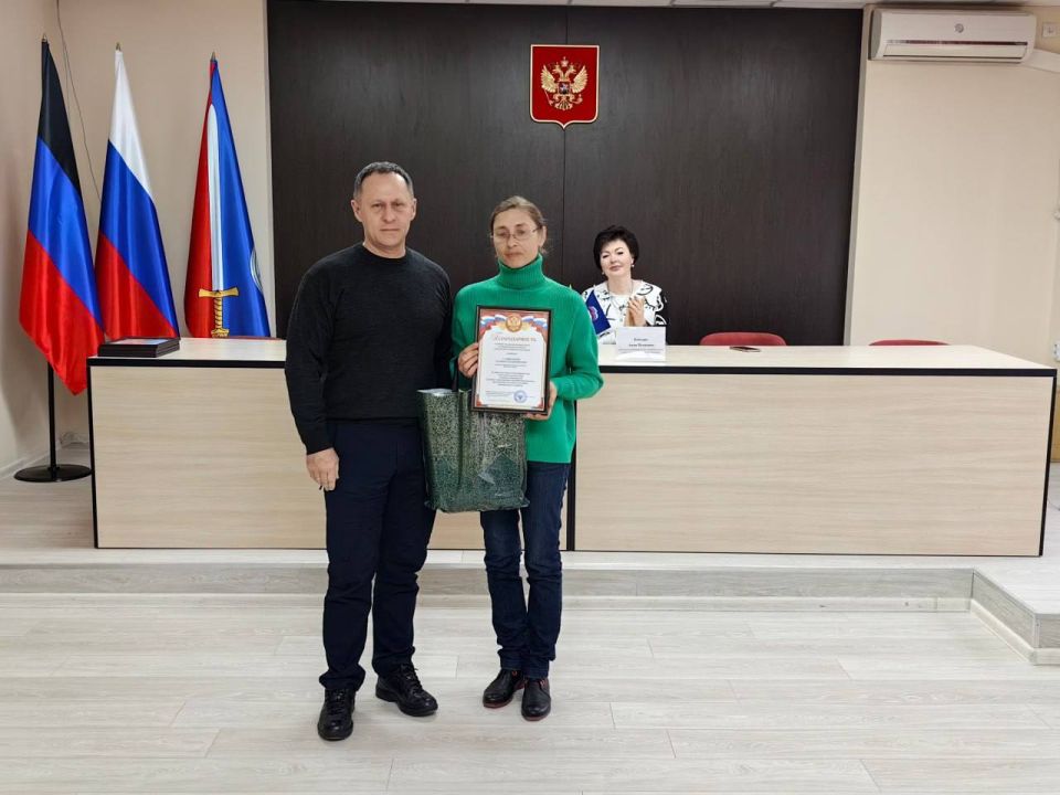 Временно исполняющий обязанности Секретаря местного отделения Партии «ЕДИНАЯ РОССИЯ» Александр Пеняев и депутаты Ясиноватского муниципального совета поздравили работников жилищно-коммунального хозяйства округа с... Временно исполняющий обязанности Секретаря местного отделения Партии «ЕДИНАЯ РОССИЯ» Александр Пеняев и депутаты Ясиноватского муниципального совета поздравили работников жилищно-коммунального хозяйства округа с...