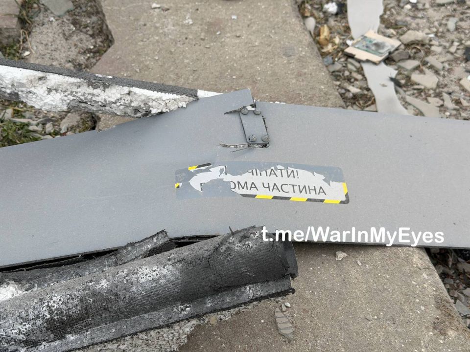 Последствия прилета двух ударных БПЛА самолетного типа по зданию Почты Донбасса в пгт Последствия прилета двух ударных БПЛА самолетного типа по зданию Почты Донбасса в пгт