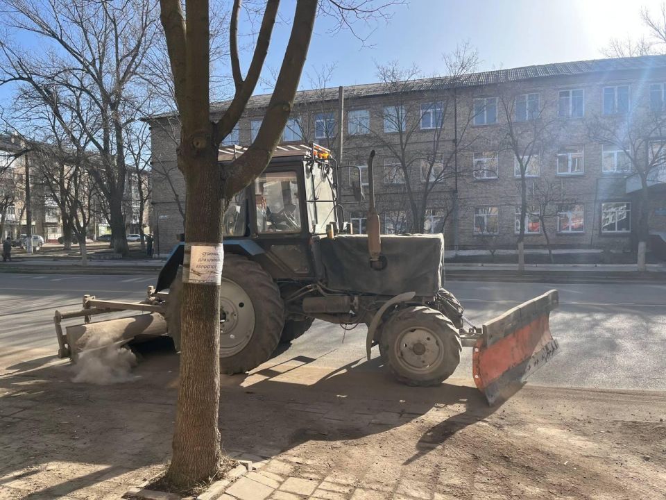 Спецтехника из Кузбасса активно используется для поддержания инфраструктуры в Горловке Спецтехника из Кузбасса активно используется для поддержания инфраструктуры в Горловке