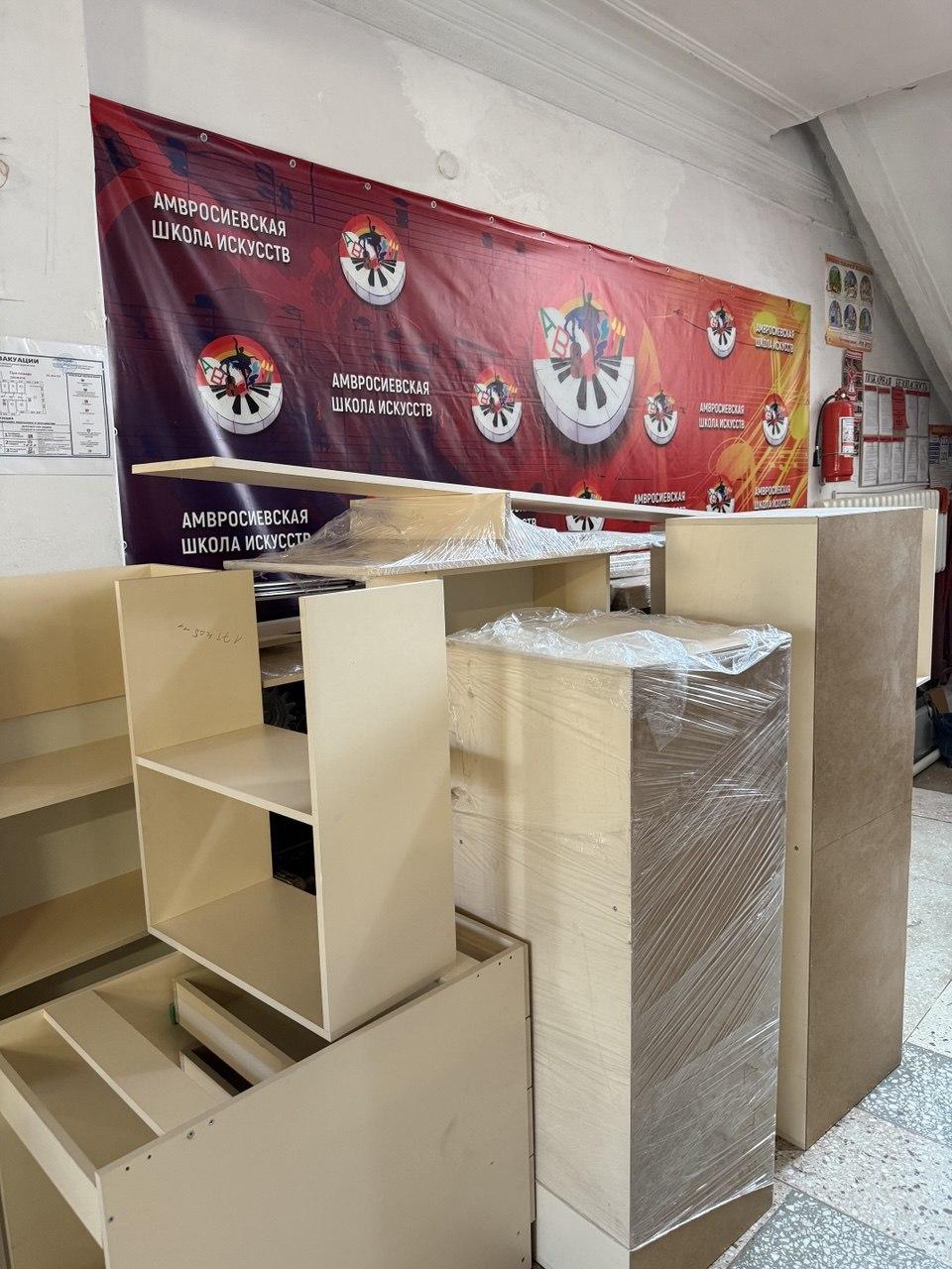 Детская школа искусств Амвросиевки получила новую мебель из ЕАО