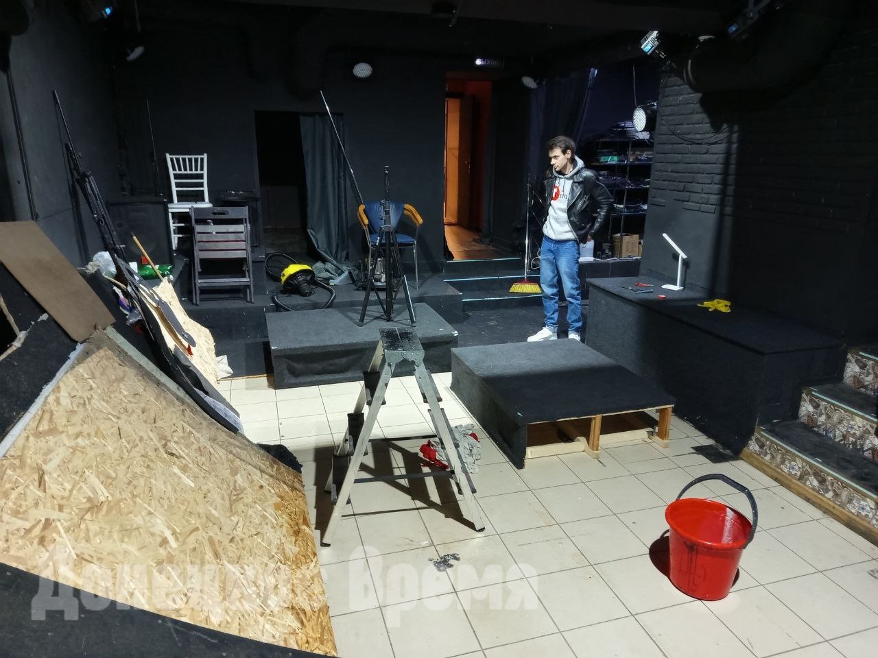 “Мы вычерпали 14 тонн воды”: Донецкий новый театр затопило из-за порыва отопления в соседнем подъезде “Мы вычерпали 14 тонн воды”: Донецкий новый театр затопило из-за порыва отопления в соседнем подъезде