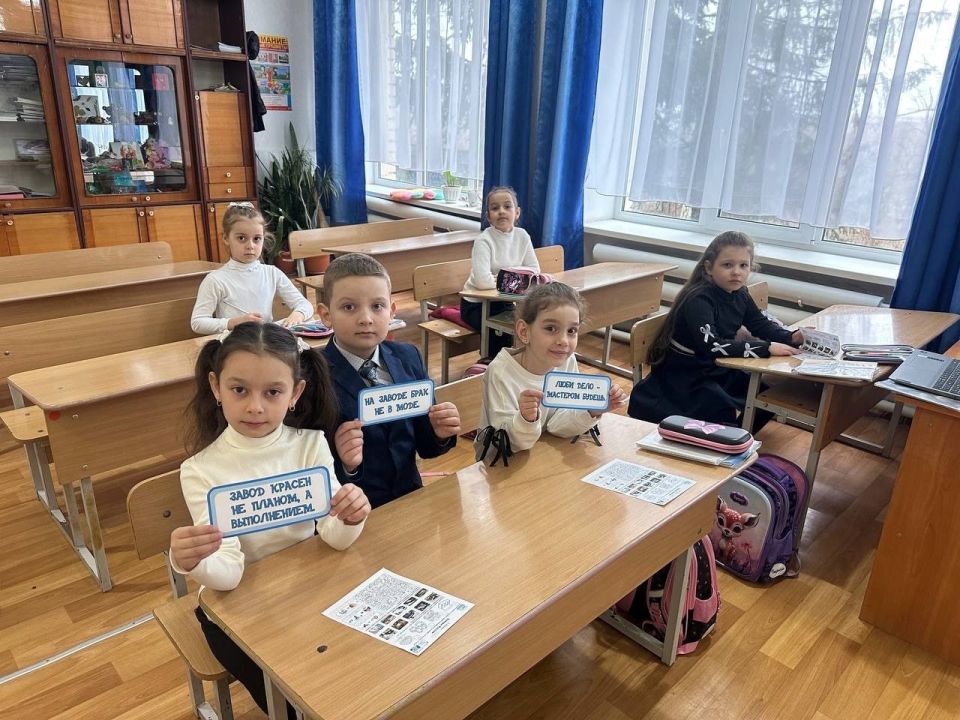 В школах Старобешевского округа прошли внеурочные занятия «Разговоры о важном» на тему «Заводы России» В школах Старобешевского округа прошли внеурочные занятия «Разговоры о важном» на тему «Заводы России»