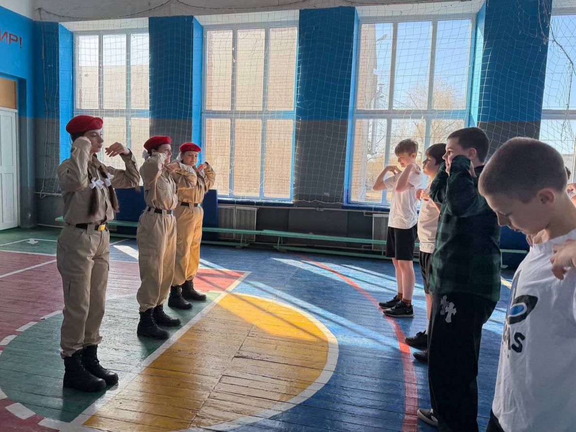 ЮНАРМЕЙСКАЯ ЗАРЯДКА. Юнармейцы отряда ВПК «Пламя» штаба местного отделения городского округа Харцызска СШ № 4, ученики из 9-А класса Мокровуз Виктория, Столика Дарья, Муляр Анастасия провели для обучающихся 6-А класса зарядку ЮНАРМЕЙСКАЯ ЗАРЯДКА. Юнармейцы отряда ВПК «Пламя» штаба местного отделения городского округа Харцызска СШ № 4, ученики из 9-А класса Мокровуз Виктория, Столика Дарья, Муляр Анастасия провели для обучающихся 6-А класса зарядку