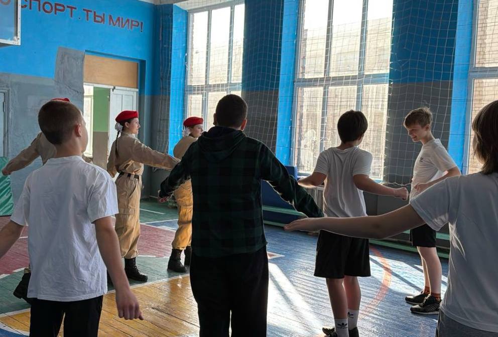 ЮНАРМЕЙСКАЯ ЗАРЯДКА. Юнармейцы отряда ВПК «Пламя» штаба местного отделения городского округа Харцызска СШ № 4, ученики из 9-А класса Мокровуз Виктория, Столика Дарья, Муляр Анастасия провели для обучающихся 6-А класса зарядку ЮНАРМЕЙСКАЯ ЗАРЯДКА. Юнармейцы отряда ВПК «Пламя» штаба местного отделения городского округа Харцызска СШ № 4, ученики из 9-А класса Мокровуз Виктория, Столика Дарья, Муляр Анастасия провели для обучающихся 6-А класса зарядку