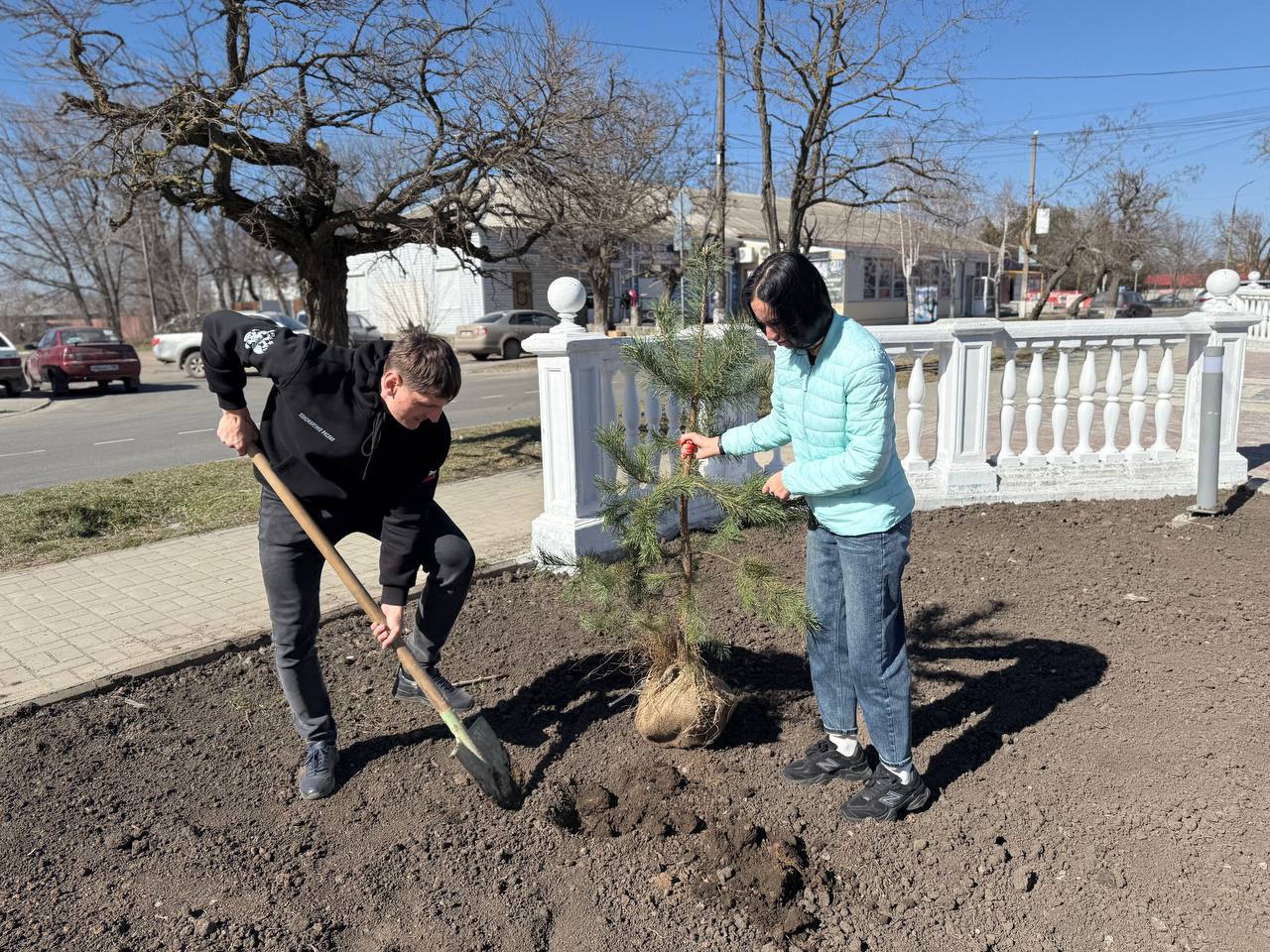 «Эстафета добра» продолжается: Сектор молодежной политики Администрации Мангушского м.о. высаживает деревья! «Эстафета добра» продолжается: Сектор молодежной политики Администрации Мангушского м.о. высаживает деревья!