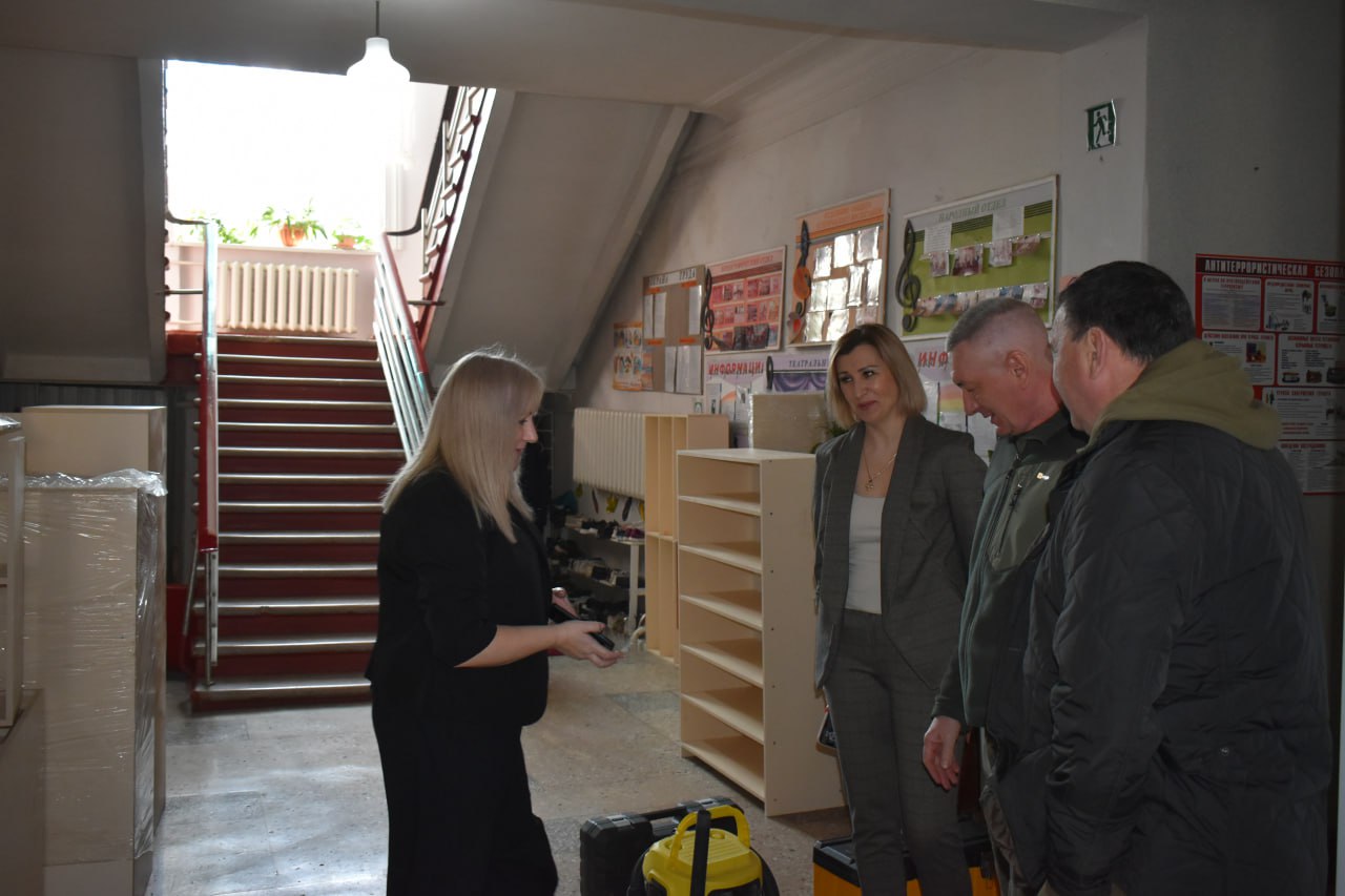 Детская школа искусств Амвросиевки получила новую мебель из ЕАО Детская школа искусств Амвросиевки получила новую мебель из ЕАО