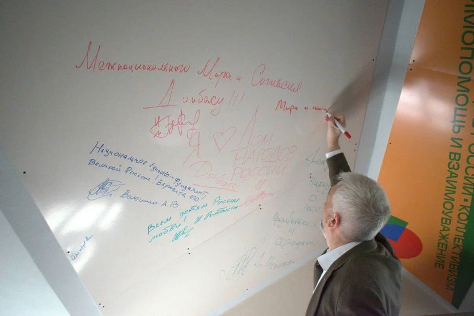 В филиал Дома народов России в Донецкой Народной Республике с визитом прибыл руководитель Россотрудничества Евгений Примаков В филиал Дома народов России в Донецкой Народной Республике с визитом прибыл руководитель Россотрудничества Евгений Примаков