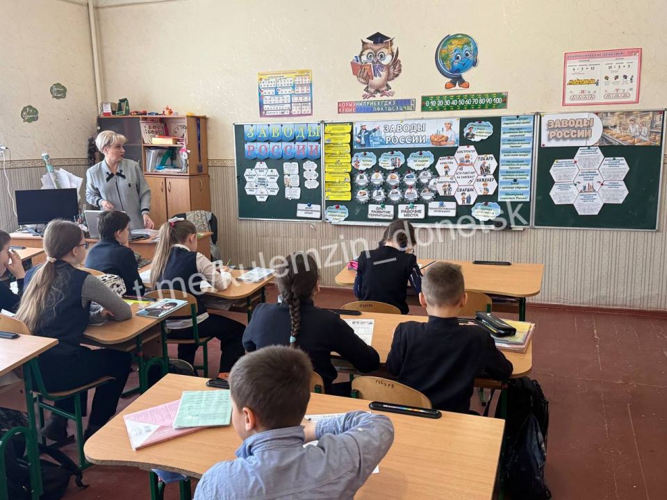 Сегодня в школах Донецка в рамках реализации программы курса внеурочной деятельности «Разговоры о важном» прошли занятия на тему «Заводы России» Сегодня в школах Донецка в рамках реализации программы курса внеурочной деятельности «Разговоры о важном» прошли занятия на тему «Заводы России»