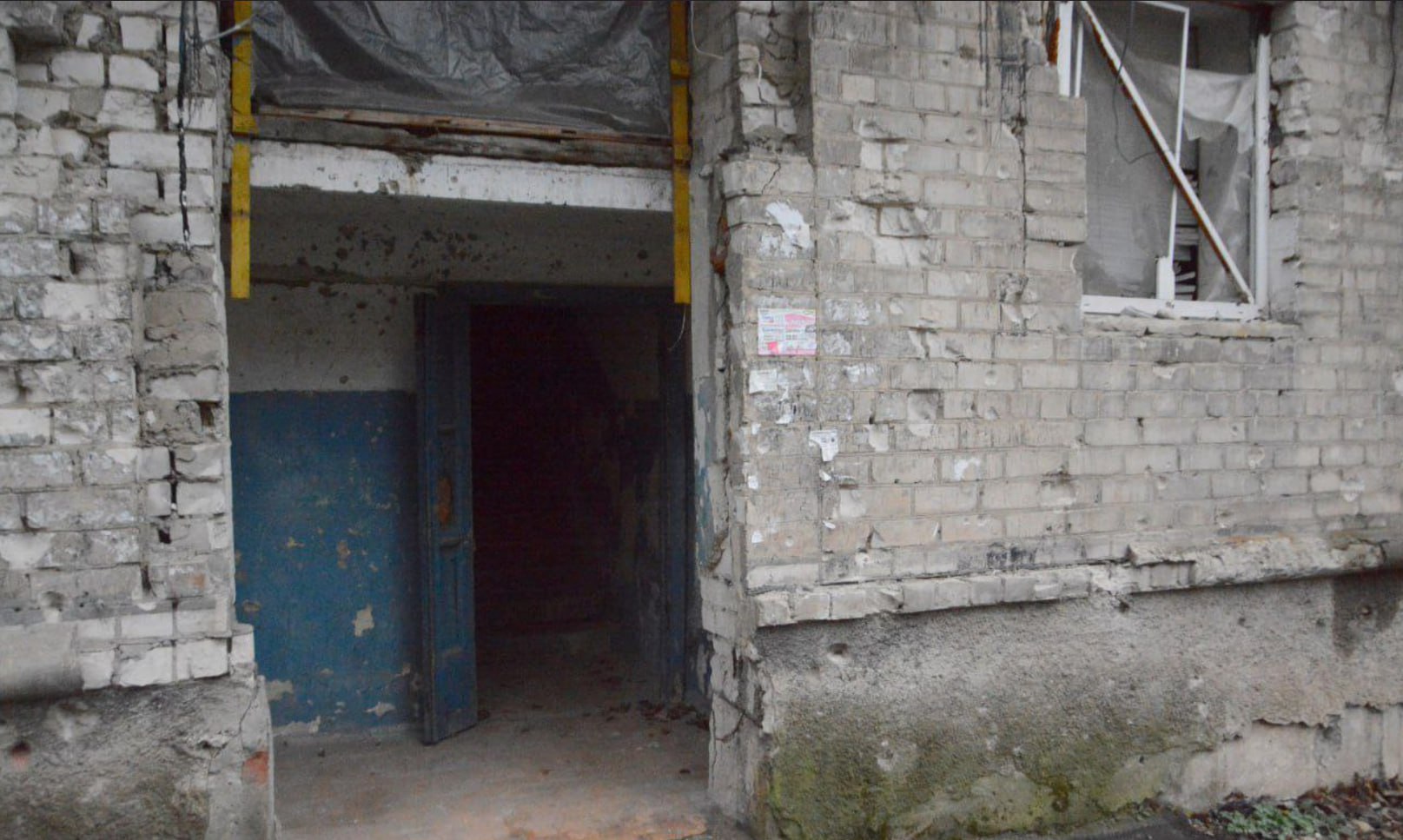 Уже 4 года управляшка не меняет двери, выбитые взрывом, в Киевском районе Донецка