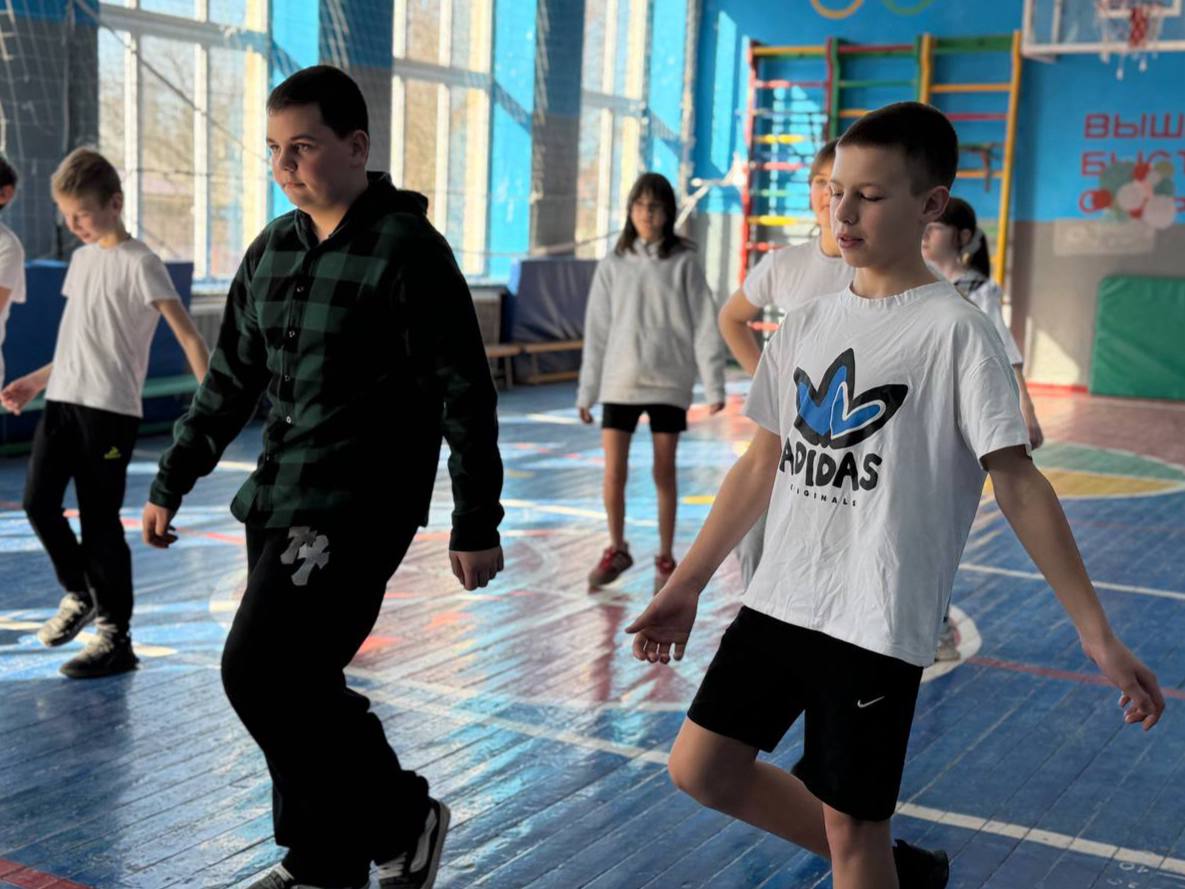 ЮНАРМЕЙСКАЯ ЗАРЯДКА. Юнармейцы отряда ВПК «Пламя» штаба местного отделения городского округа Харцызска СШ № 4, ученики из 9-А класса Мокровуз Виктория, Столика Дарья, Муляр Анастасия провели для обучающихся 6-А класса зарядку ЮНАРМЕЙСКАЯ ЗАРЯДКА. Юнармейцы отряда ВПК «Пламя» штаба местного отделения городского округа Харцызска СШ № 4, ученики из 9-А класса Мокровуз Виктория, Столика Дарья, Муляр Анастасия провели для обучающихся 6-А класса зарядку