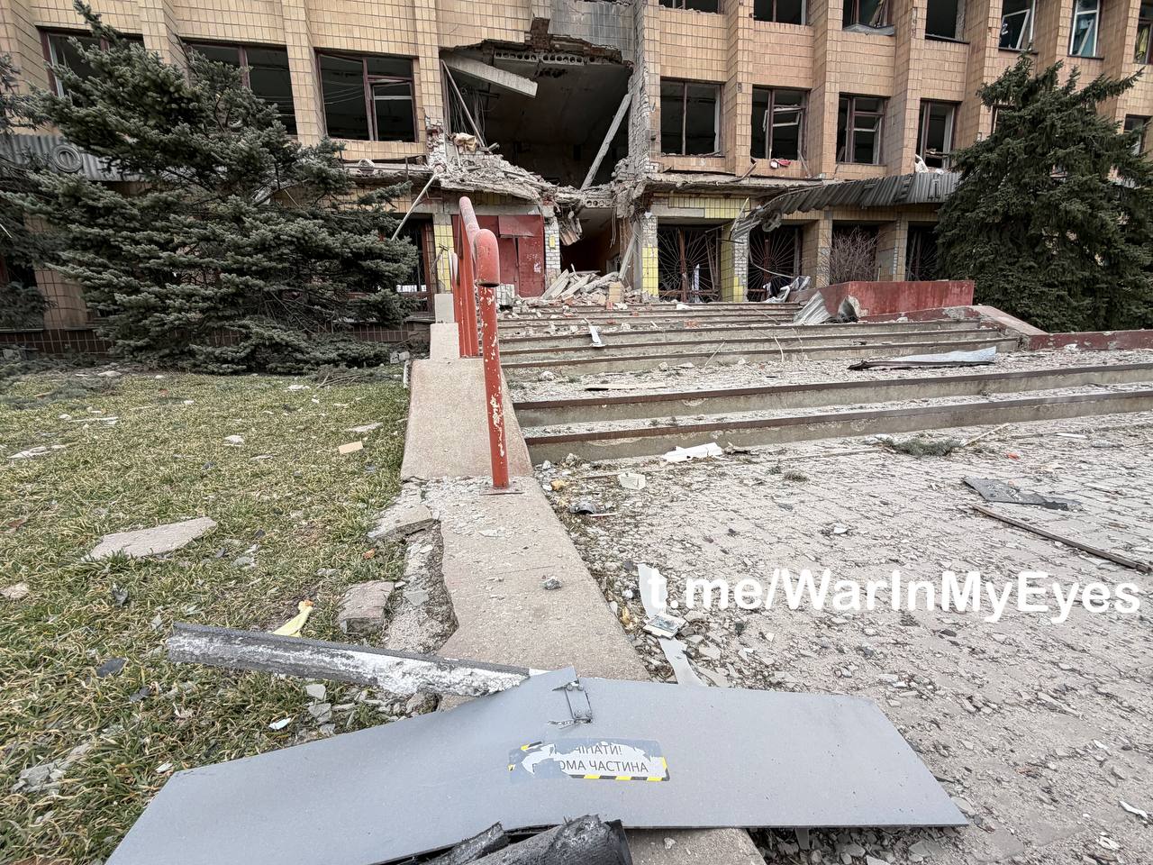 Последствия прилета двух ударных БПЛА самолетного типа по зданию Почты Донбасса в пгт Последствия прилета двух ударных БПЛА самолетного типа по зданию Почты Донбасса в пгт