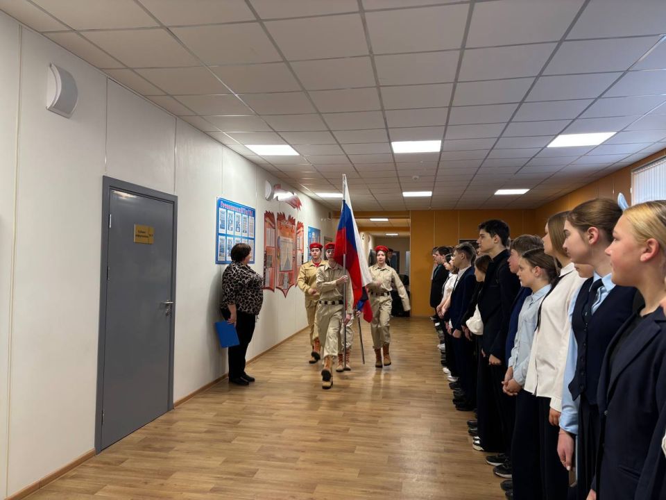 Новая учебная неделя в Тельмановской гимназии началась традиционно с линейки и почётного права выноса флага Российской Федерации и флага Донецкой Народной Республики юнармейцами ВПК «Юные патриоты Донбасса» ГБОУ... Новая учебная неделя в Тельмановской гимназии началась традиционно с линейки и почётного права выноса флага Российской Федерации и флага Донецкой Народной Республики юнармейцами ВПК «Юные патриоты Донбасса» ГБОУ...
