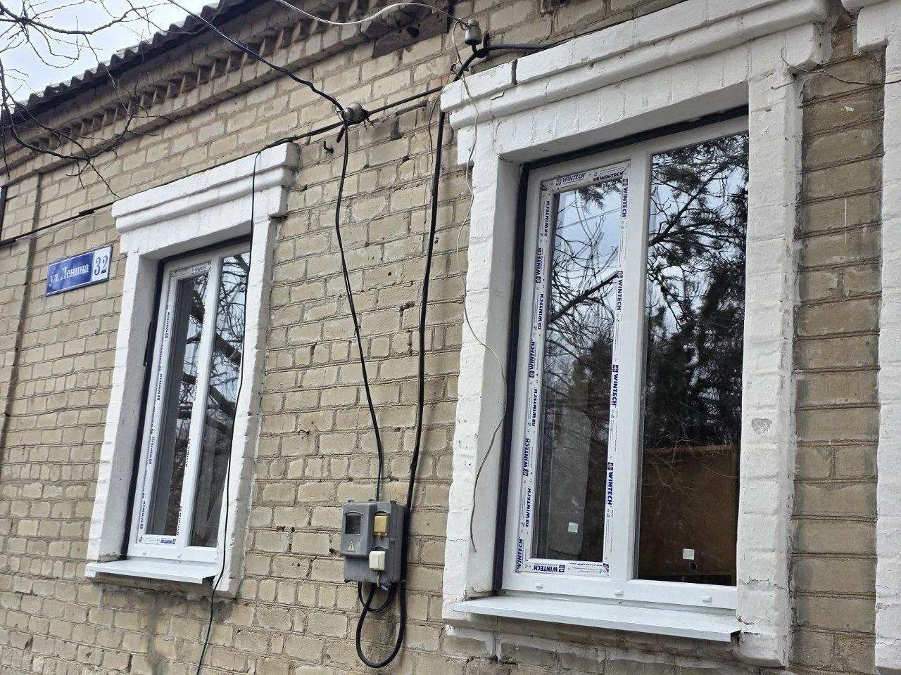 Новый Уренгой помог заменить окна в здании администрации села Октябрьское в Волновахском округе